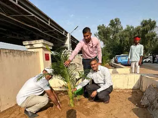 जयपुर रेल मंडल ने किया गाँधी जयन्ती के उपलक्ष्य में श्रमदान-पौधारोपण