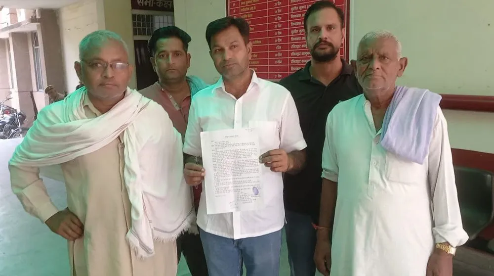 जलभराव की समस्या से निजात दिलाने की मांग, शिकायती-पत्र सौंपा