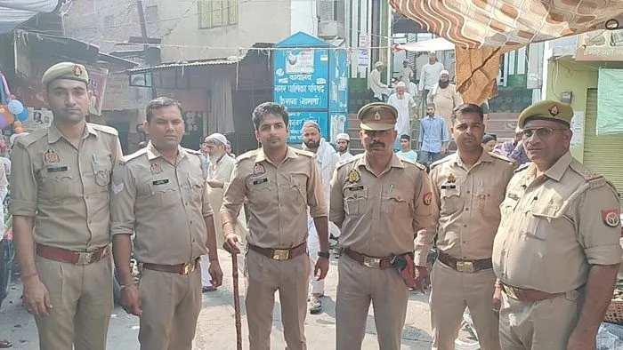 कैराना में मस्जिदों के बाहर मुस्तैद नजर आया पुलिस-फोर्स