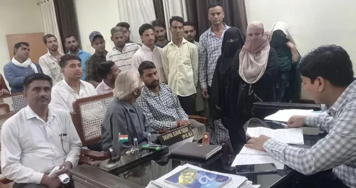 हादसों का सबब बन रहे अवैध पार्किंग में खड़े ट्रक