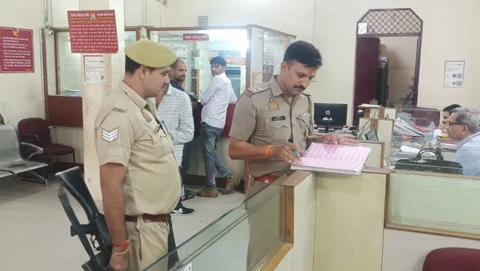 चौकी प्रभारी ने परखी बैंक शाखा की सुरक्षा-व्यवस्था