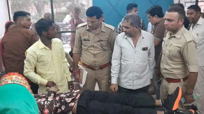 दुल्हन की कार पर पलटा रेत का ओवरलोड डंफर, चार घायल