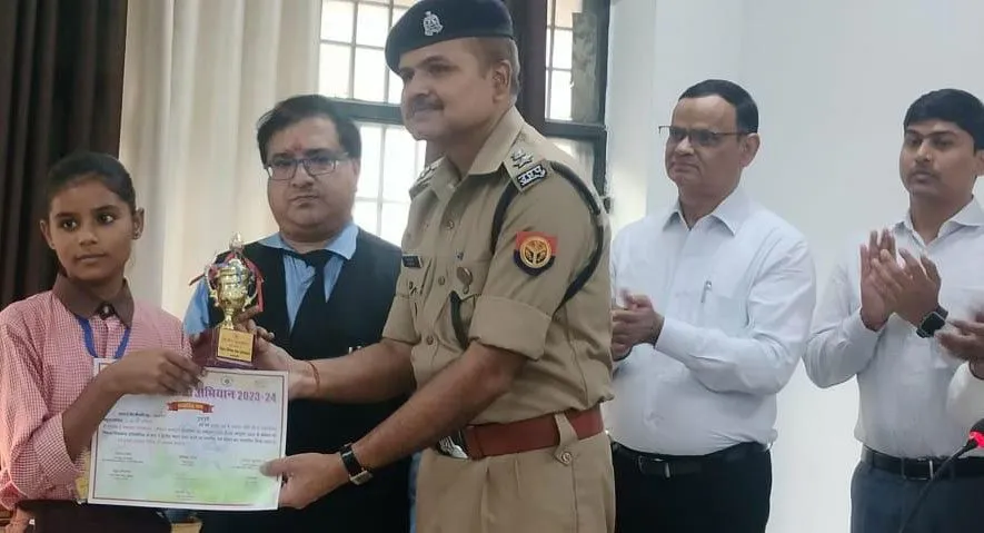 प्रशस्ति-पत्र व शील्ड से नवाजे गए प्रतिभावान छात्र-छात्राएं