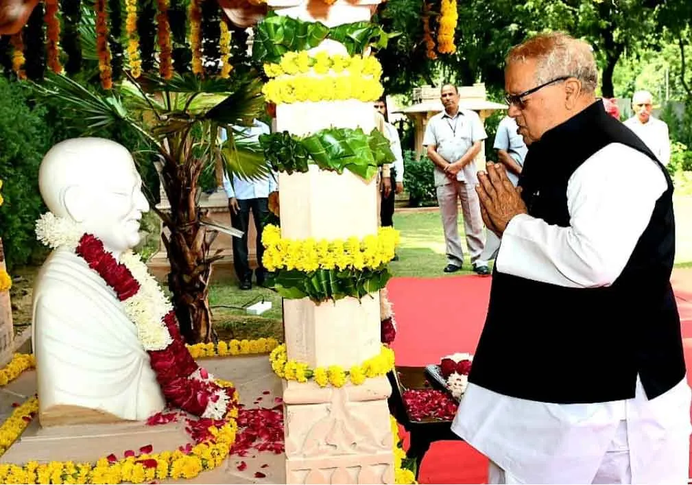राष्ट्रपिता महात्मा गांधी की प्रतिमा पर श्रद्धासुमन अर्पित