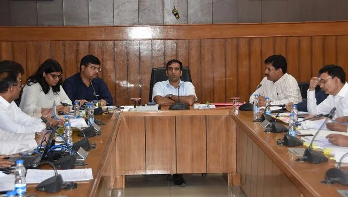 जिम्मेदार राजस्व विभाग की तस्वीर करें प्रस्तुत, आम जनमानस के कार्य तुरंत निपटायें: उपायुक्त डा. मनोज कुमार