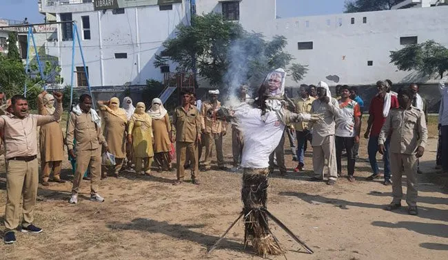 सफाई कर्मचारियों का धरना जारी, मुख्यमंत्री का जलाया पुतला