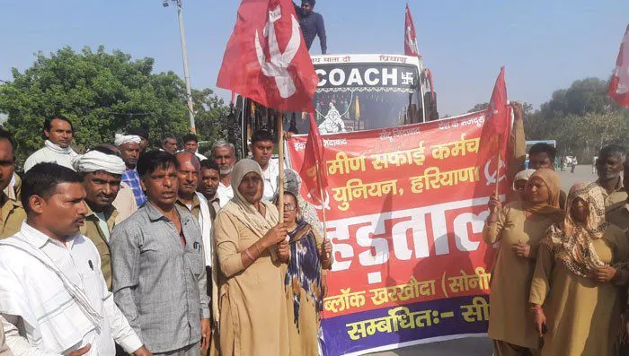 सफाई कर्मचारी बाल्मीकि जयंती मनाने करनाल रवाना