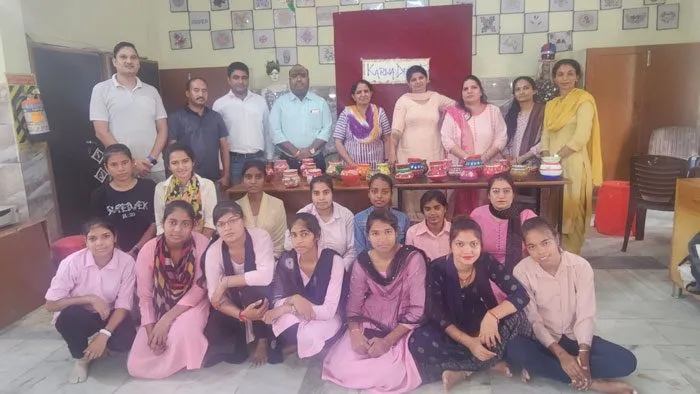 कन्या कॉलेज में करवा सजाओ कार्यक्रम का आयोजन