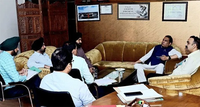 सांसद अरोड़ा ने म्यूनिसिपल कमिश्नर संदीप ऋषि के साथ शहर से जुड़े प्रमुख मुद्दों पर की चर्चा