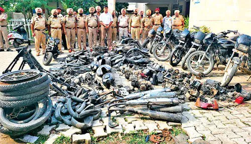 50 मोटरसाइकिल चोरी करने व खरीदने वाले आरोपी गिरफ्तार