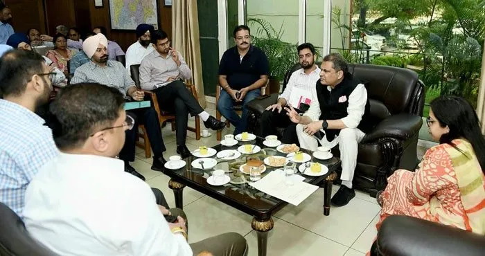 अरोड़ा ने डीसी सुरभि मलिक के साथ विकास परियोजनाओं की प्रगति की समीक्षा की