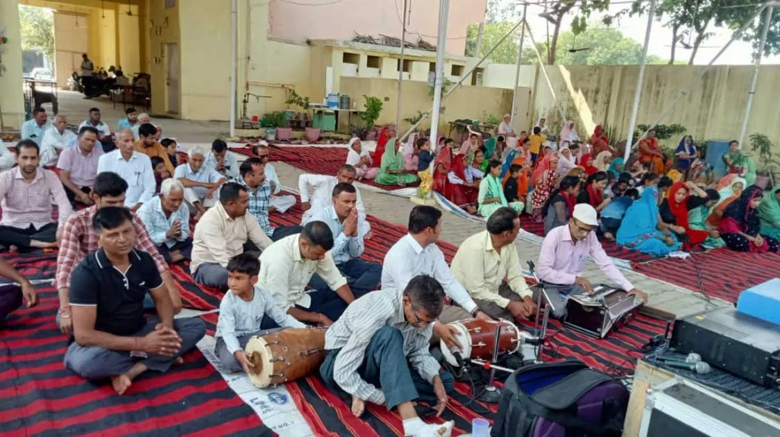 Meerut Naamcharcha: जगत के रंग क्या देखूं, तेरा दीदार काफी है….