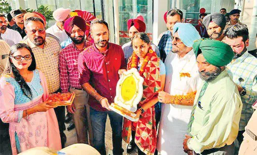 एशियन गेम्स मैडलिस्ट तीरंदाज परनीत कौर का पंजाब पहुंचने पर शानदार स्वागत