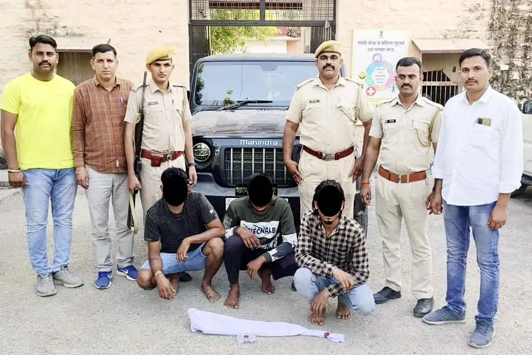 एमपी के तीन बदमाश अवैध राईफल व मैग्जीन के साथ गिरफ्तार
