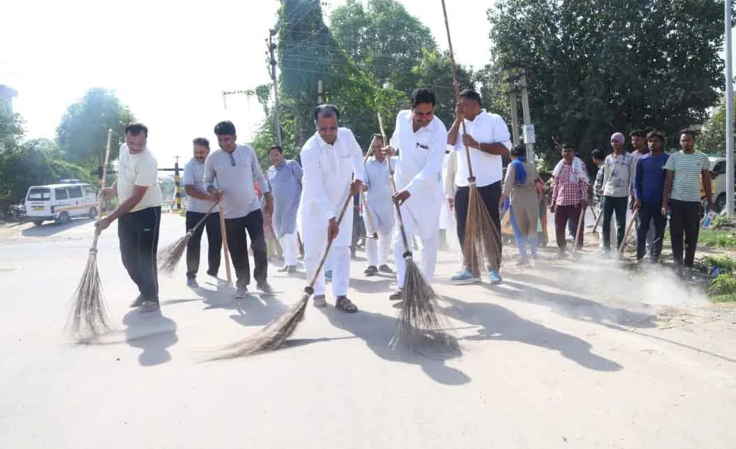 सभापति सहित अधिकारियों-कर्मचारियों ने किया एक घंटा श्रमदान