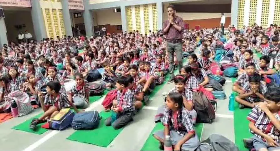 छात्र-छात्राओं को समझाई ओडिसी शास्त्रीय नृत्य की मूल बातें