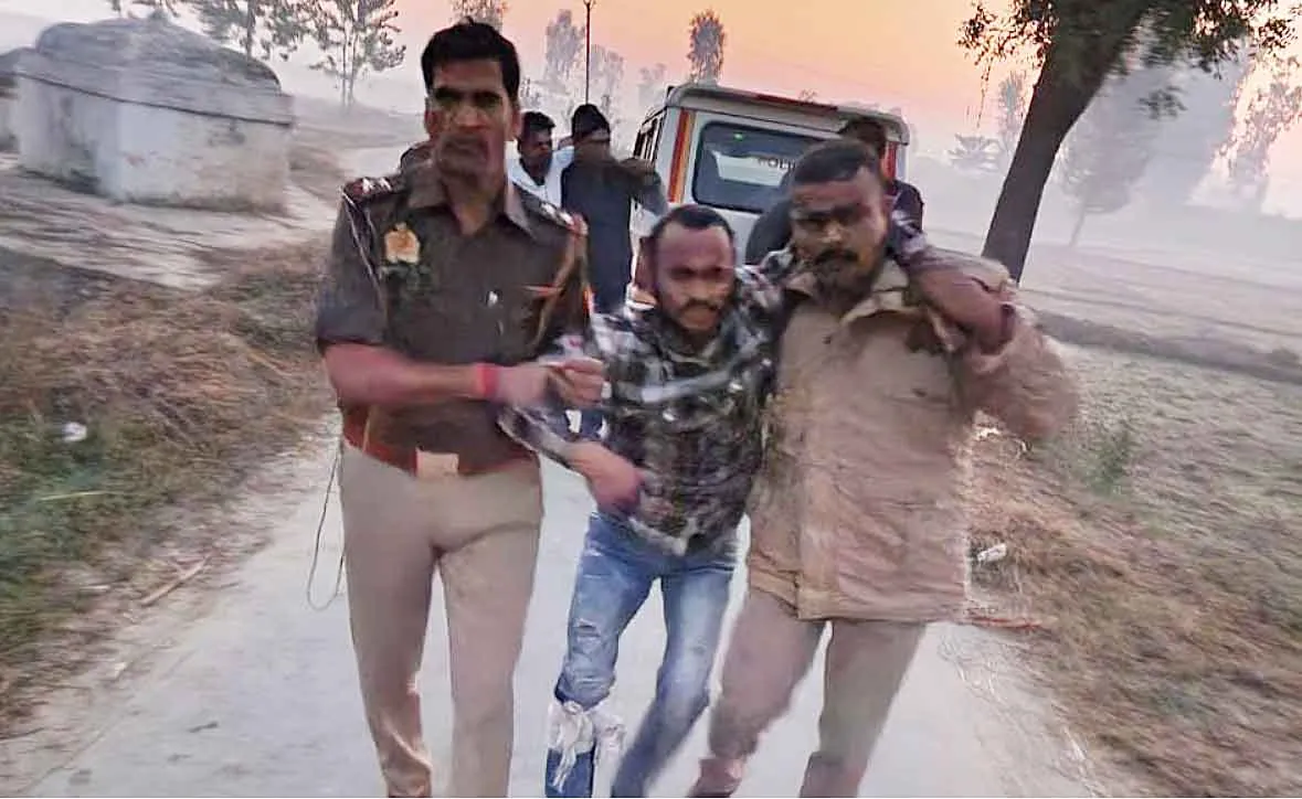 मुठभेड़ में दो लुटेरों को लगी पुलिस की गोली