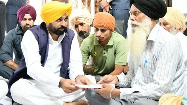 मुख्यमंत्री ने शहीद अग्निवीर अमृतपाल के परिवार को सौंपा एक करोड़ का चैक