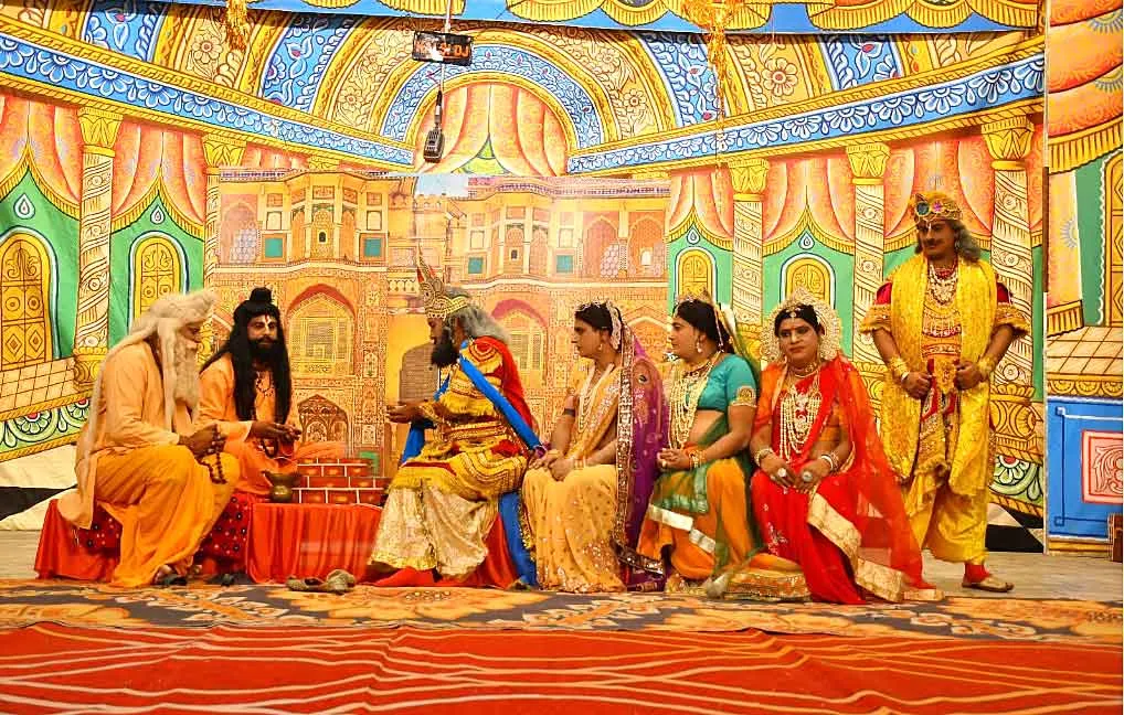 भगवान श्रीराम के जन्म पर बांटी बधाइयां