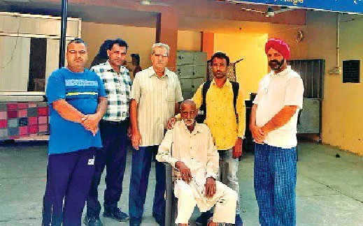 …जब एक साल से बिछुड़े पिता को देख बेटे की आंखों से बह निकले खुशी के आंस
