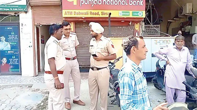 शातिर चोर चकमा देकर चुरा ले गए 3 लाख 10 हजार रुपए