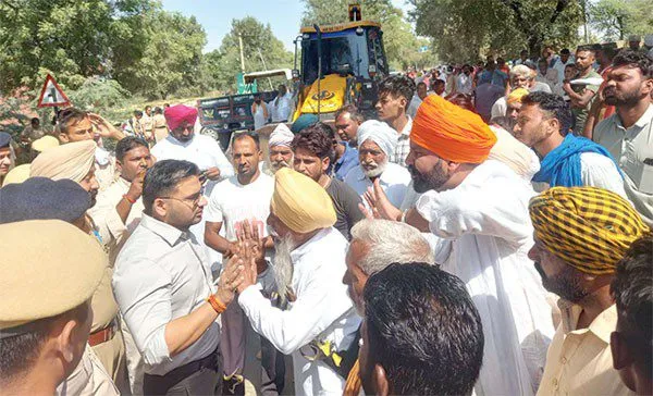 नायब तहसीलदार की शब्दावली पर भड़के लोग, नारेबाजी