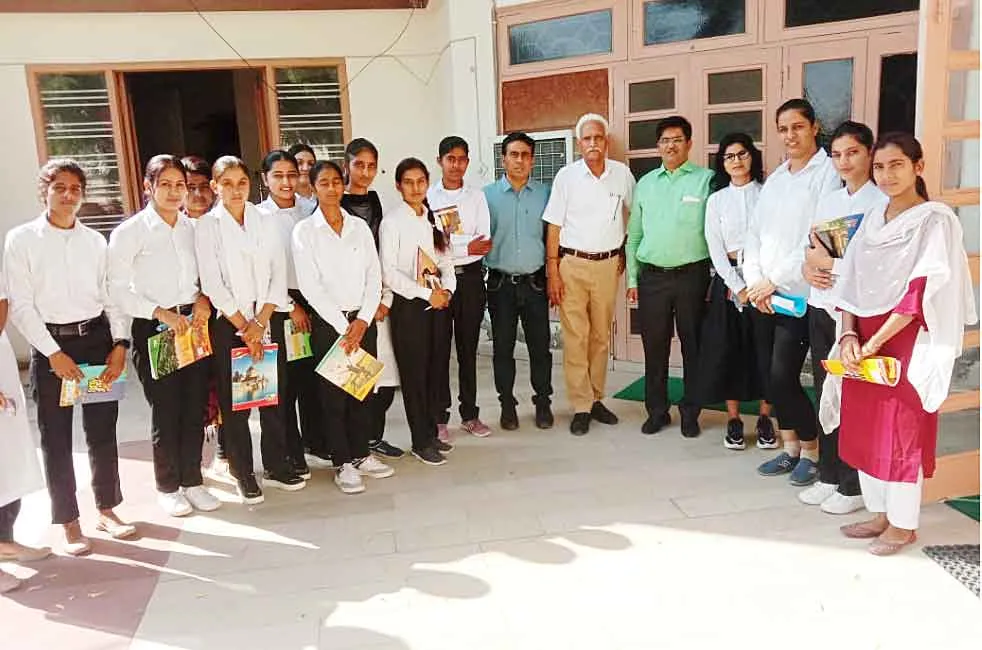 विधि के छात्र-छात्राओं ने किया अधिवक्ता चैम्बर का भ्रमण