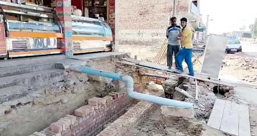 अण्डरपास के निर्माण कार्य से ग्राहकी प्रभावित