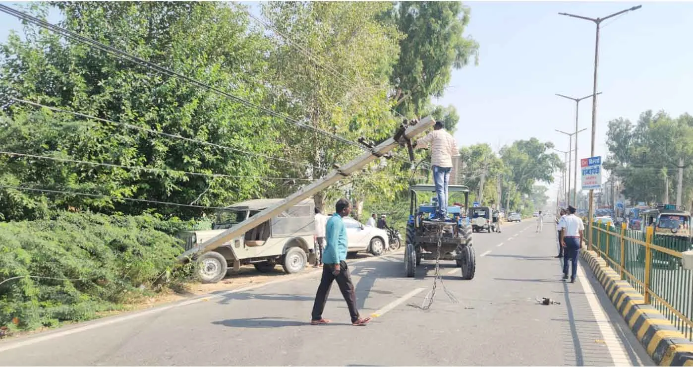 दो कारों को टक्कर मारते हुए विद्युत पोल से भिड़ी जीप