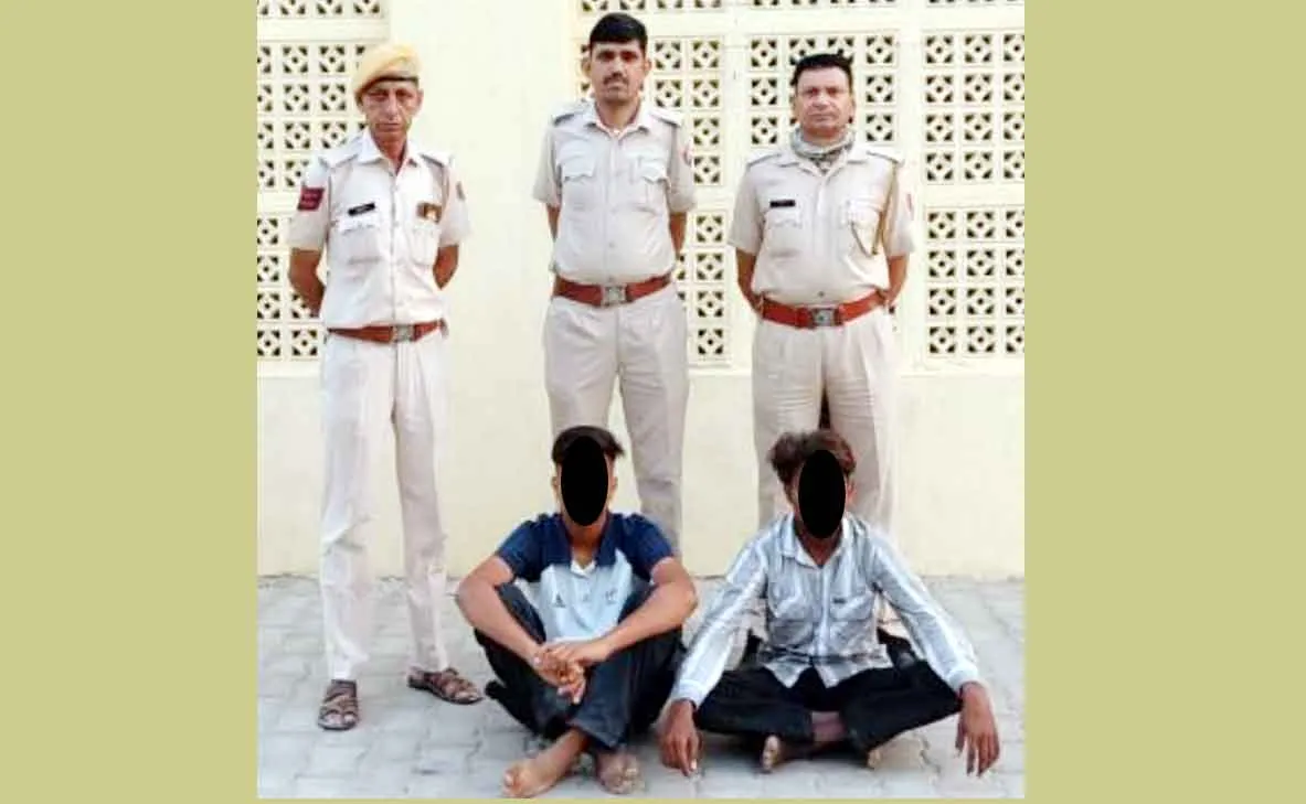 धारदार हथियारों सहित दो युवक गिरफ्तार, एक किशोर भी निरुद्ध