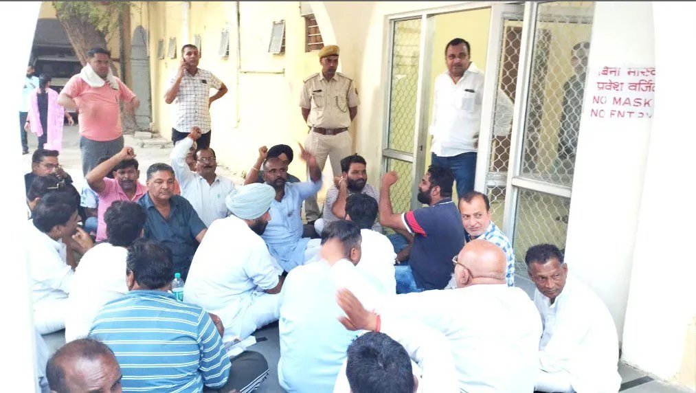 पार्षद व ठेकेदारों ने धरने पर बैठ मांगा स्थाई आयुक्त