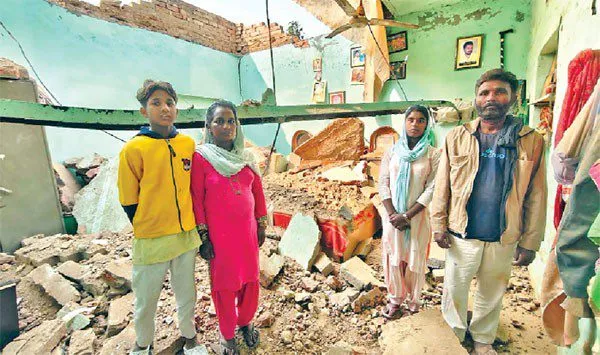 Roof Collapse: कमरे की छत गिरी, जानी नुक्सान से बचाव, मुआवजे की रखी मांग