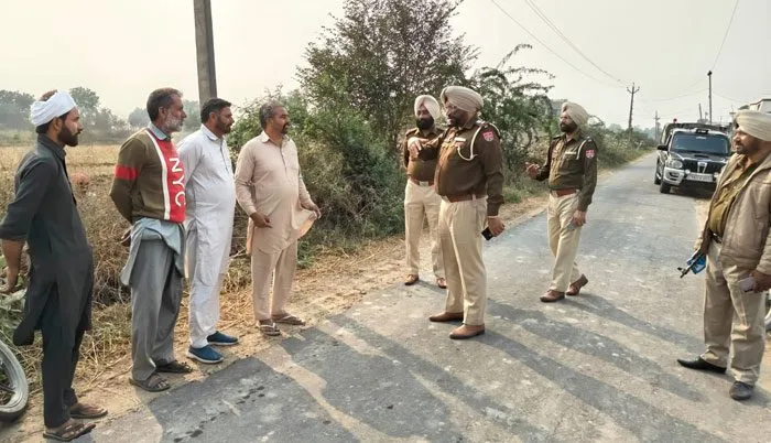 पुलिस ने पहुंचकर बुझवाई आग, किसानों को किया जागरुक