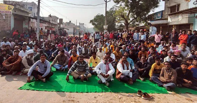 गंदे पानी की निकासी बंद होने के विरोध में ग्रामीणों ने किया चक्का जाम