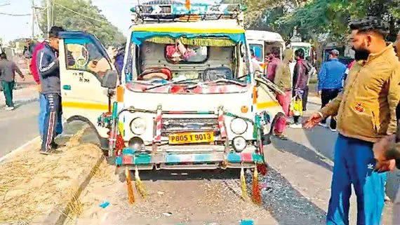 Accident: छोटा हाथी व रेत से भरे ट्रैक्टर-ट्रॉली में भीषण टक्कर