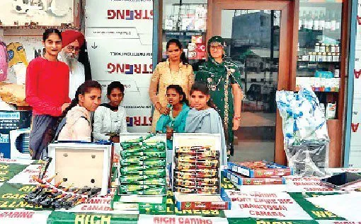 करवाचौथ: रिच केयर कंपनी ने लगाया निशुल्क मेंहदी कैंप