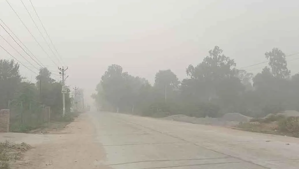 Delhi Air Pollution LIVE : आसमान में छायी धुएं की परत, एयर कवालिटी इंडेक्स 381 पर