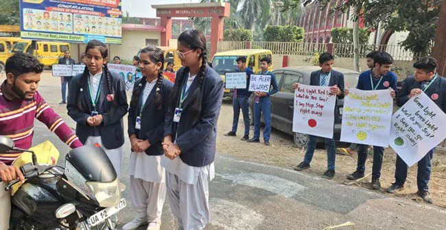गुरुकुल के छात्रों ने चलाया सड़क सुरक्षा जागरूकता अभियान