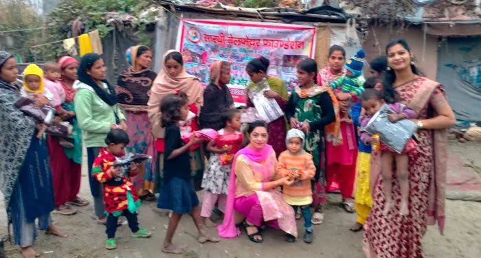 जरूरतमन्दों को मिठाई और कपड़े बांटकर सारथी ने मनाई दिवाली
