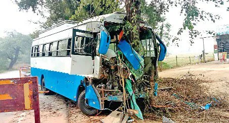 Accident: डेरा ब्यास जा रही बस हादसाग्रस्त