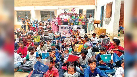 Sportking: स्पोर्टकिंग ने बच्चों को वितरित किए 400 पीस कपड़े