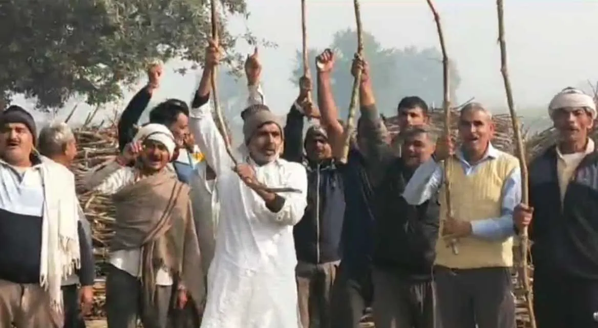 Bulandshahr: गन्ना सैंटर पर तोल ना होने से किसानों में रोष, तोल शुरू ना हुई तो होगा आंदोलन
