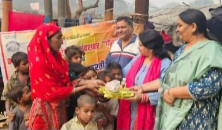भारत विकास परिषद ने झुग्गी झोपड़ियों में किया मिष्ठान व उपहार वितरण