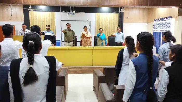 राजकीय महाविद्यालय में सड़क सुरक्षा के नियमों के प्रति किया जागरूक