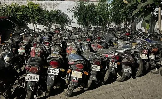 कोतवाली परिसर में खड़े वाहनों की प्रशासन ने कराई नीलामी