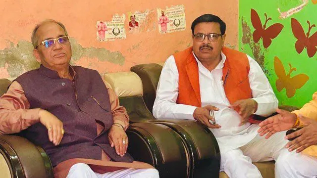 प्रधान पुत्र की मौत का समाचार सुनकर भाजपा सांसद राजू भैय्या पहुँचे मृतक के आवास पर