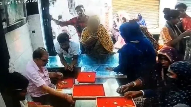 सर्राफ ने गहने चुरा कर फरार हुई चोरनी दबोच कर पुलिस को सौंपी