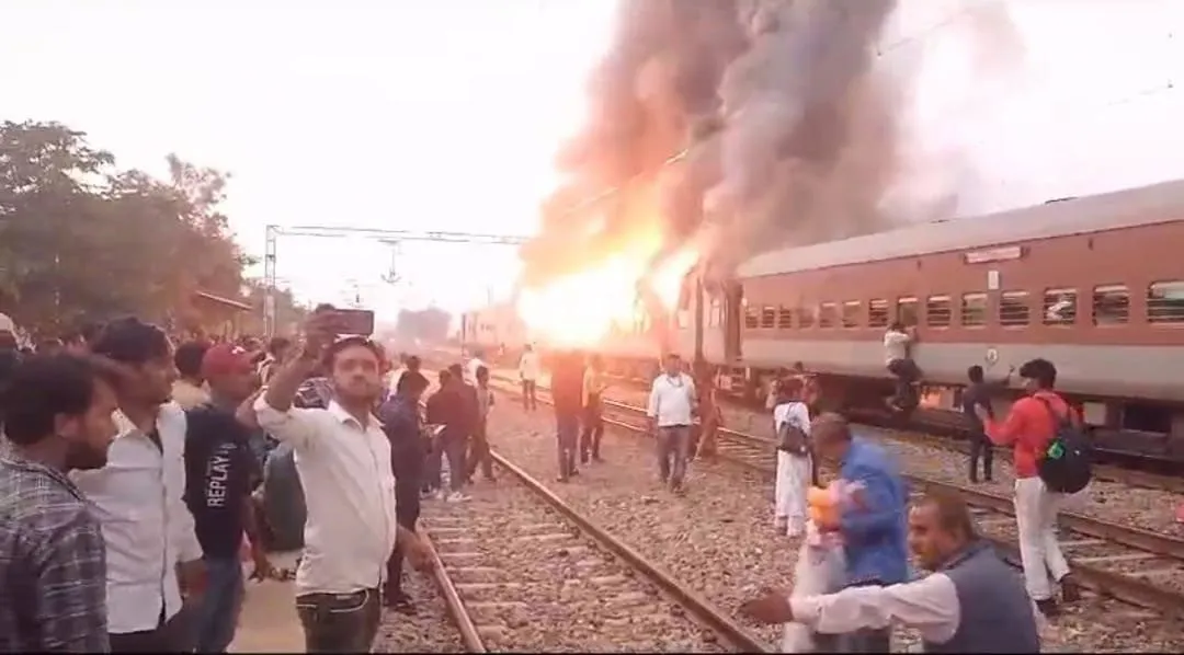 Indian Railways: इटावा में हमसफर एक्सप्रेस के कोच में लगी भीषण आग, कोच पूरा जला