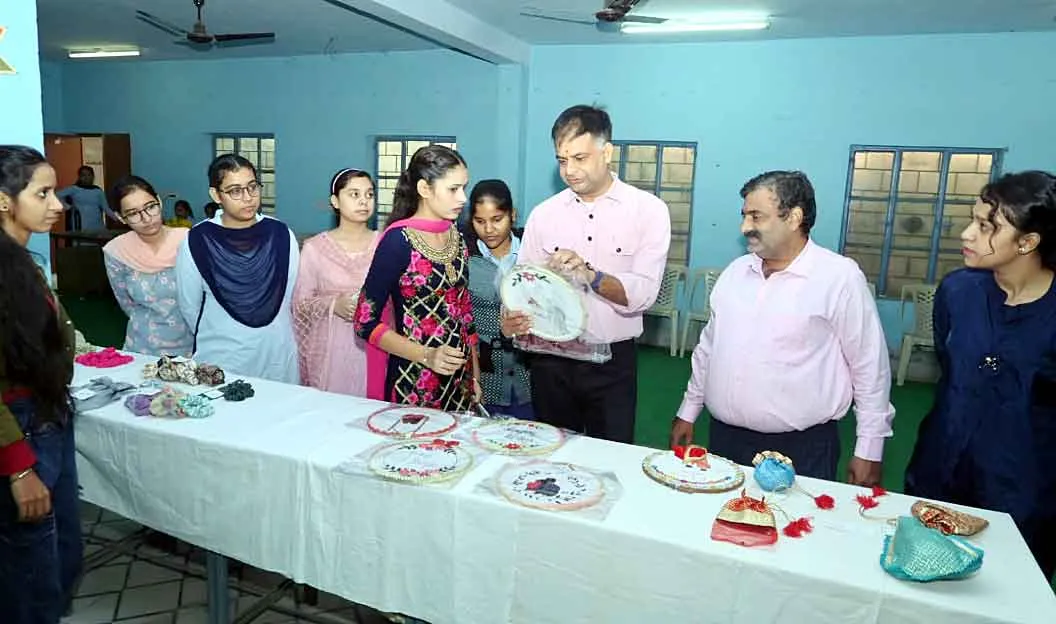 कपड़े से तैयार किए गए डिजाइनदार थैले-हैंड बैग की लगाई प्रदर्शनी