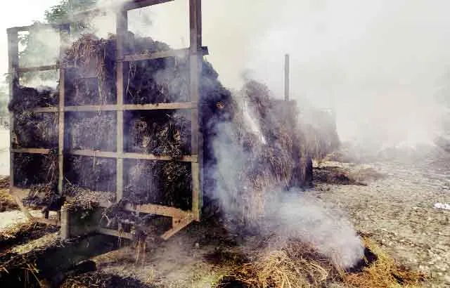 पराली की गठड़ियों से भरी ट्रॉली को लगी आग, टला हादसा